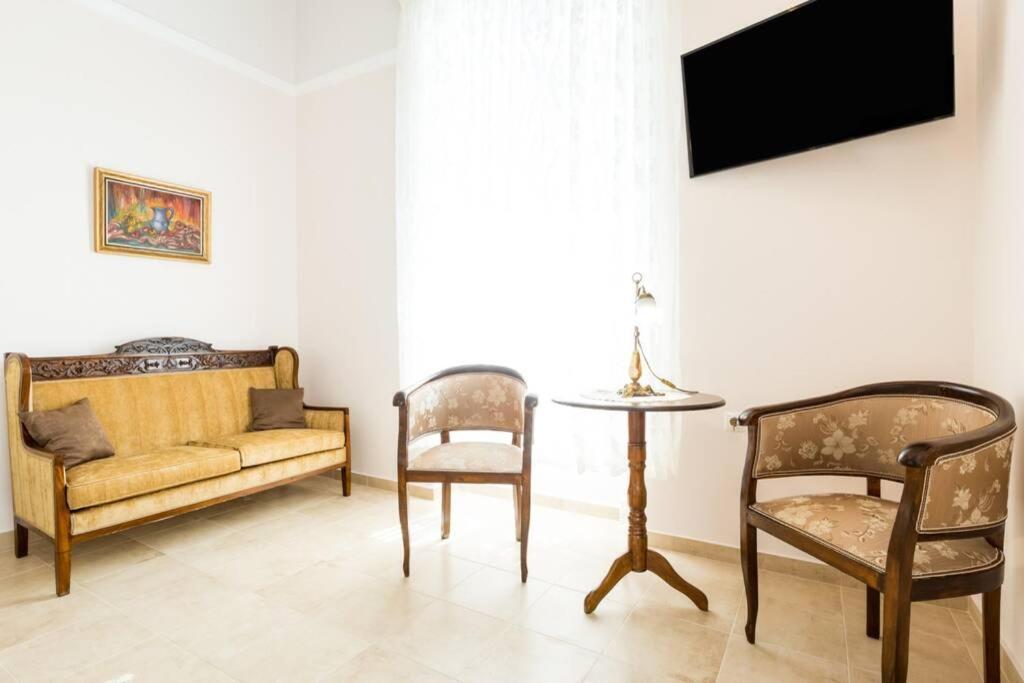 Neoclassical Flat With 2 Bedrooms In Piraeus Luaran gambar