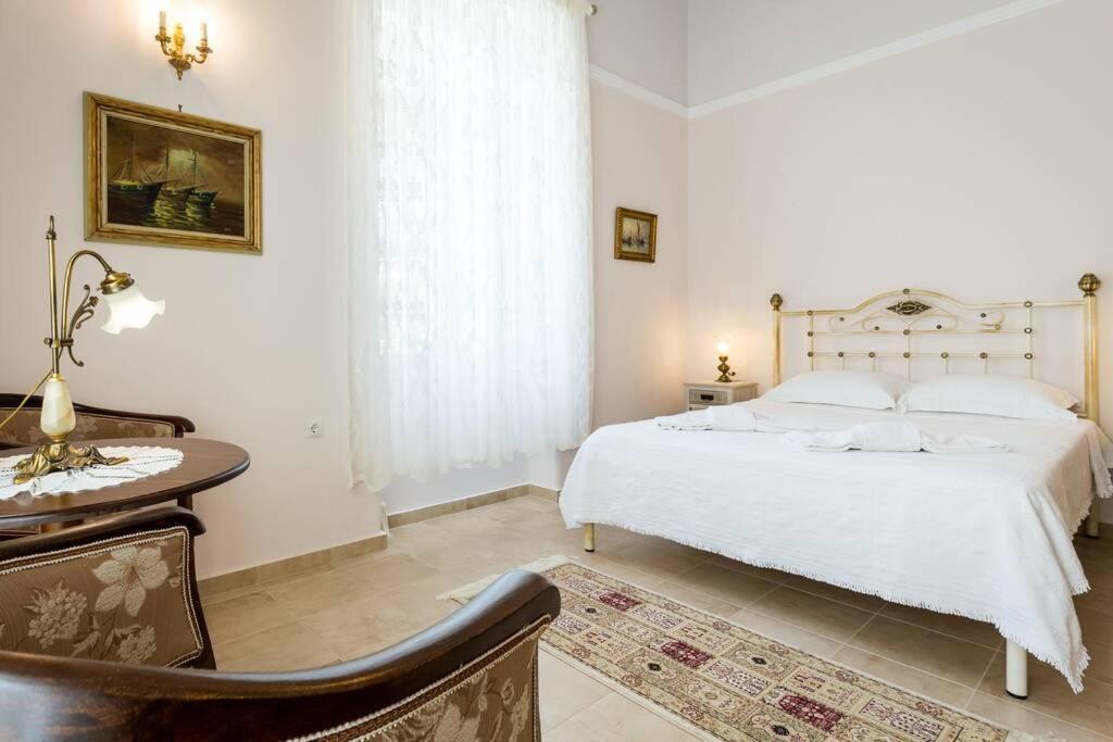 Neoclassical Flat With 2 Bedrooms In Piraeus Luaran gambar