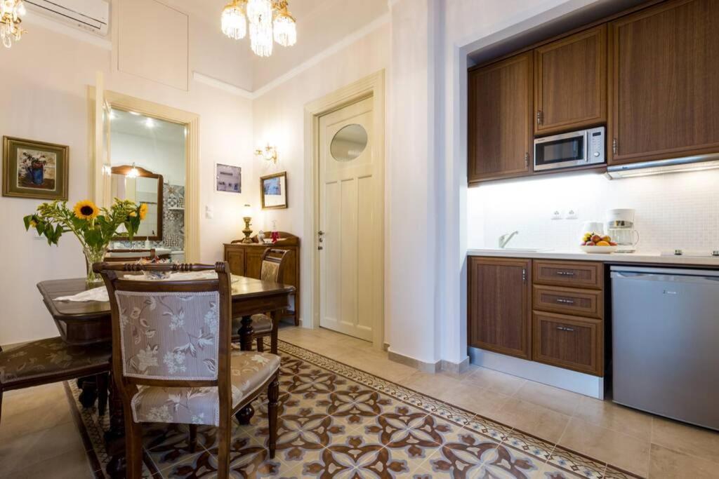 Neoclassical Flat With 2 Bedrooms In Piraeus Luaran gambar